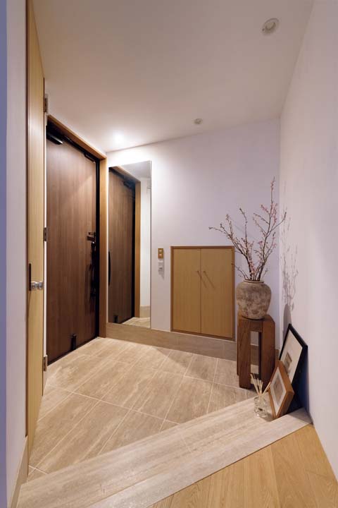 トラバーチンを使用した玄関土間と式台