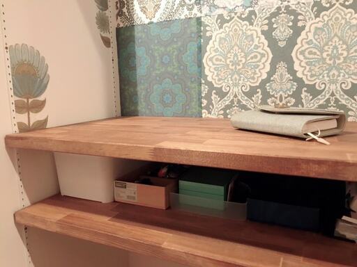 可動棚でつくった、引き出しのような収納スペース