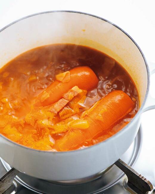 スープを煮込む