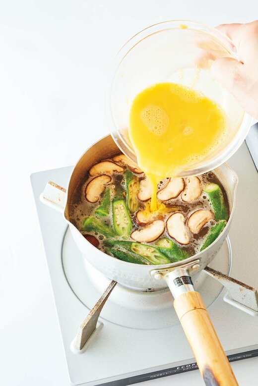 溶き卵を回し入れて かき玉仕立てにする