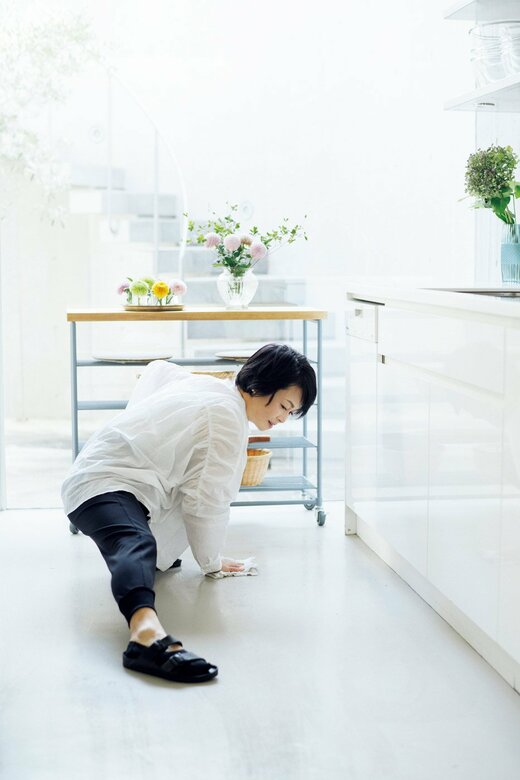 ふき掃除をする人