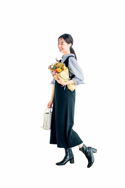 ニットワンピースを着た女性