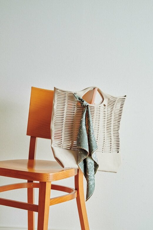 椅子に掛けられたスカーフがついたかばん