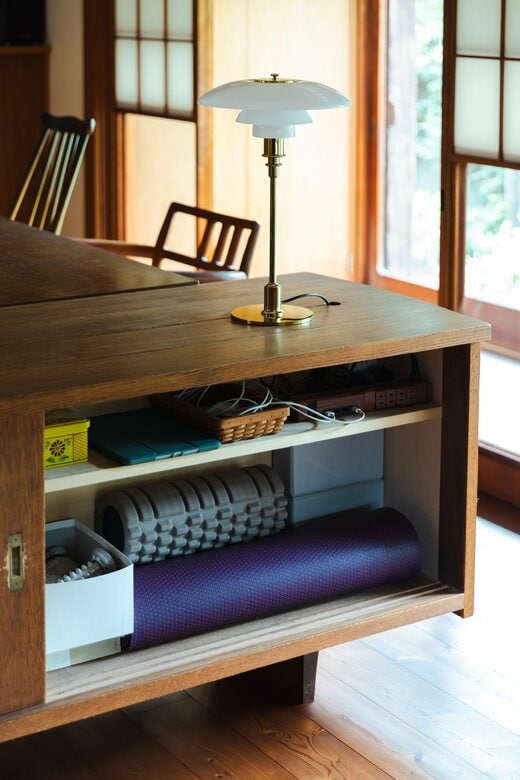 ダイニングテーブル隣の造りつけ収納には、今はヨガマットや体をほぐすグッズ、YouTube視聴用のiPadなどをまとめています