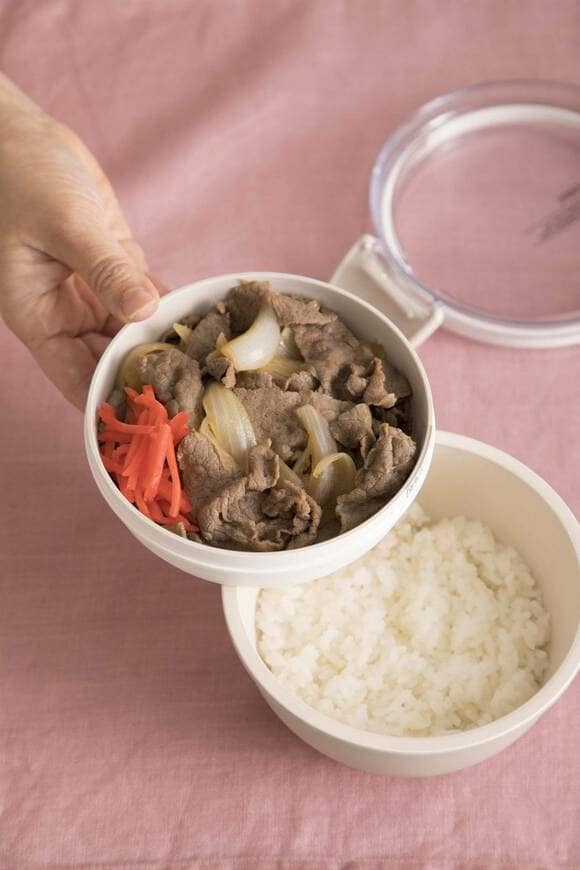 ご飯の上にお肉