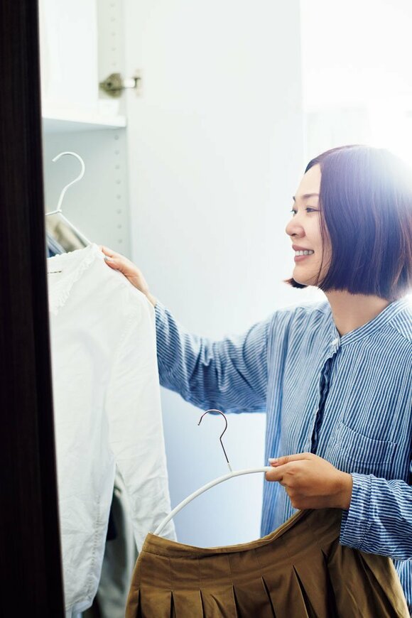 洗濯物を干す女性