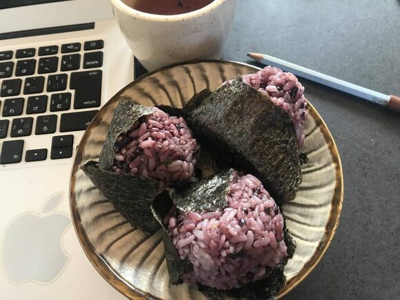 お皿にのりつき赤いおにぎり