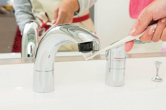 蛇口を歯ブラシで