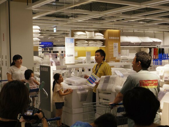 部屋を確認したら、みんなで寝具売り場へ。