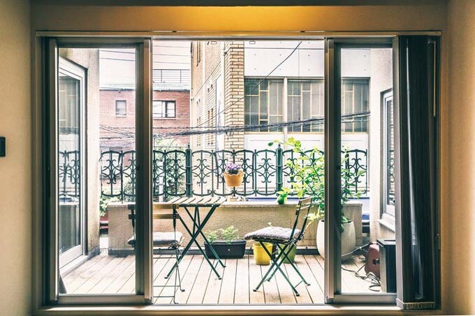 開放的なウッドテラス