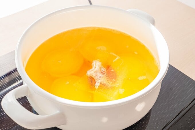 サツマイモを鍋にかける