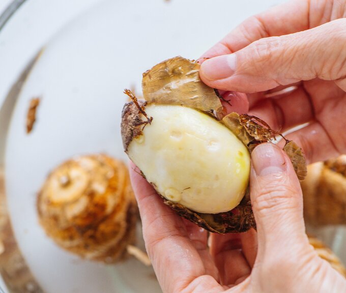 冷凍サトイモの皮むき