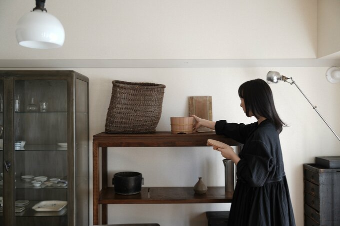 食器棚を片づける深尾さん
