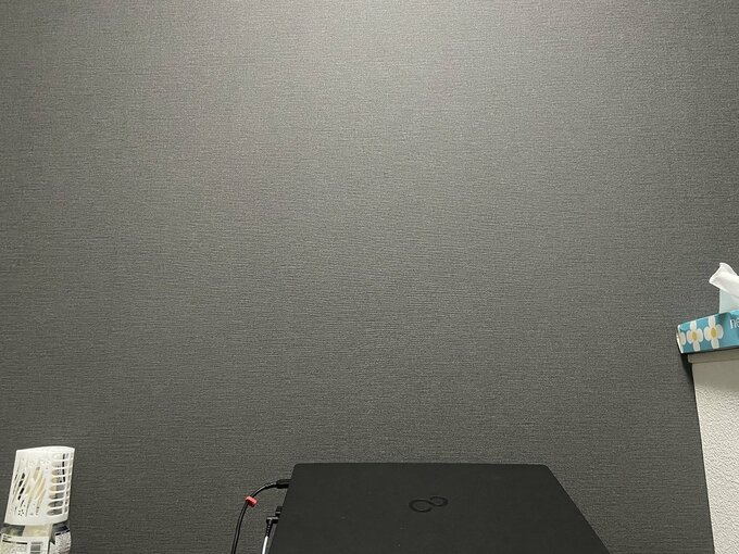 机の前の壁