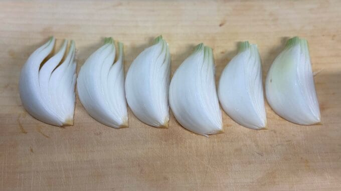 くし切りにした玉ねぎ