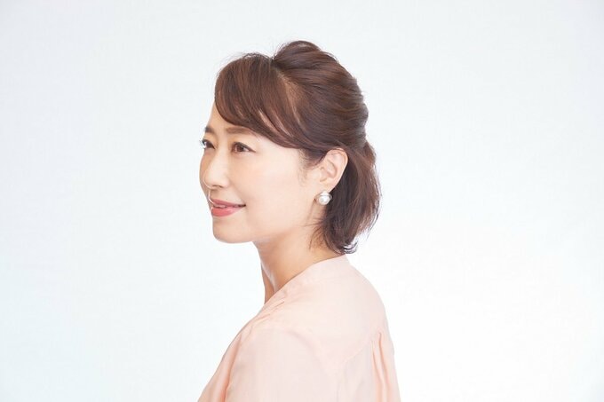 横顔の女性