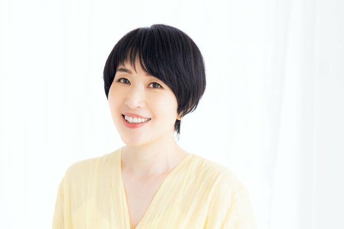黄色服女性