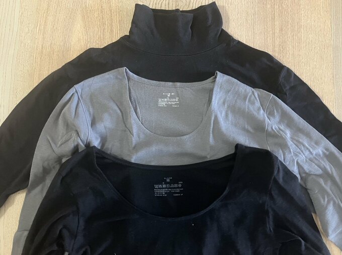 無印のあったかインナーを三枚重ねておいた図