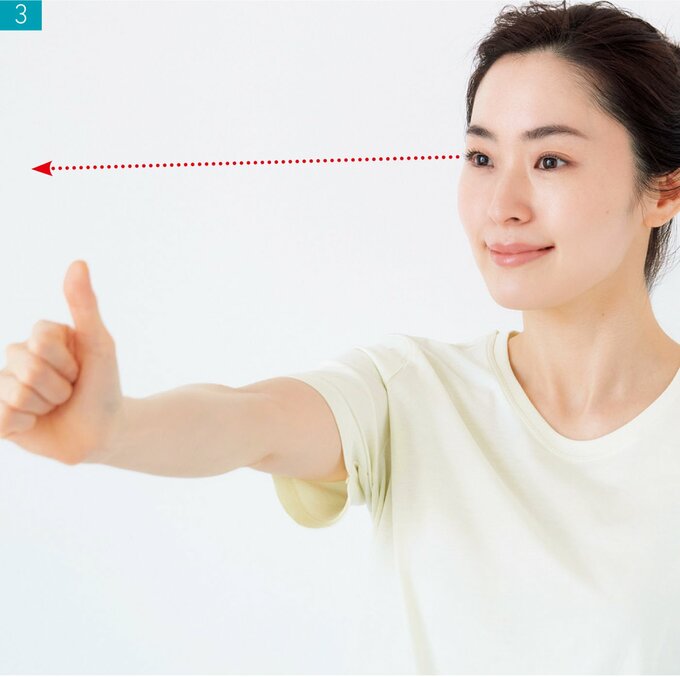 親指から5m先を見る女性