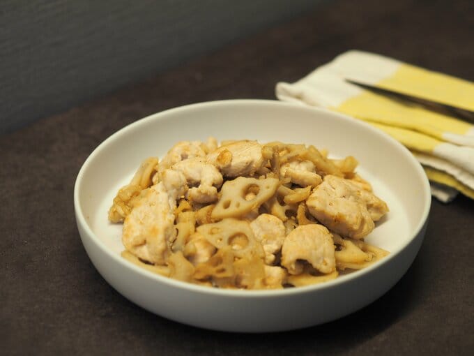 「鶏肉とレンコンのみそ炒め」のつくり方を紹介します