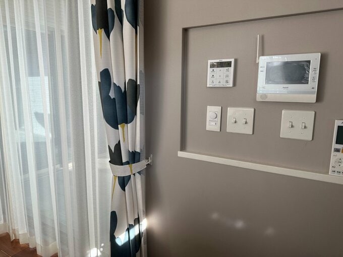 明るい日中はベージュにも見える壁紙