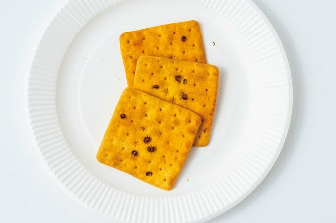 皿の上に並べたクラッカー