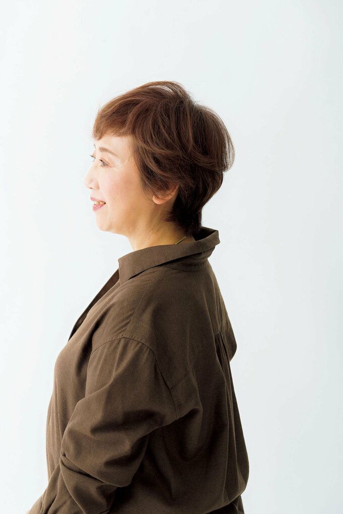 衿抜きしてブラウンシャツ着る女性