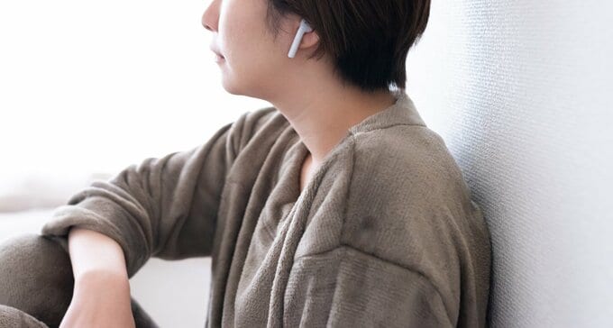 ワイヤレスイヤホンを付けた女性の横顔