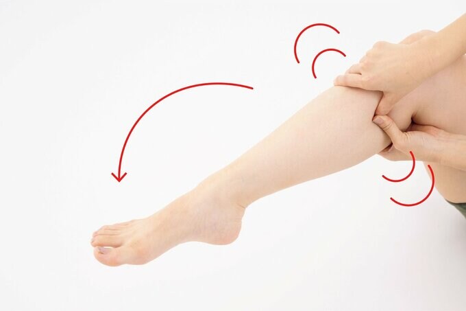 ツボを押しながら足首を下げる