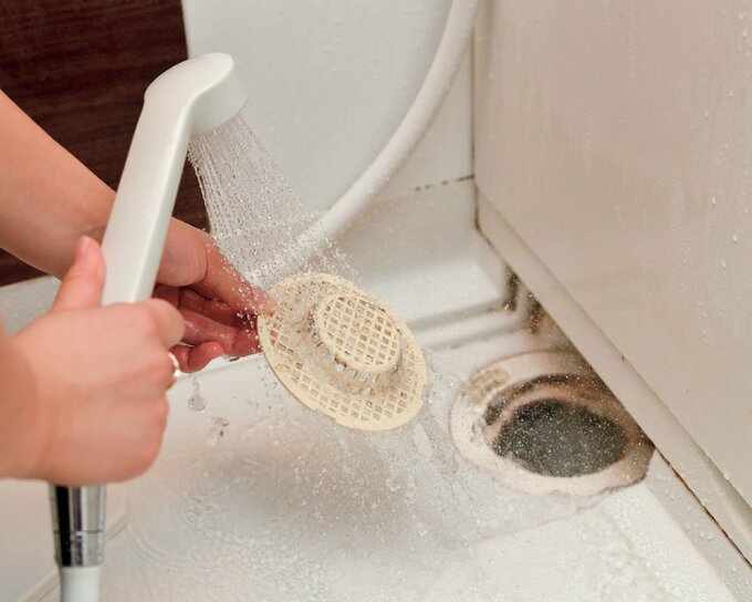 シャワーの水圧で軽く汚れを落とす