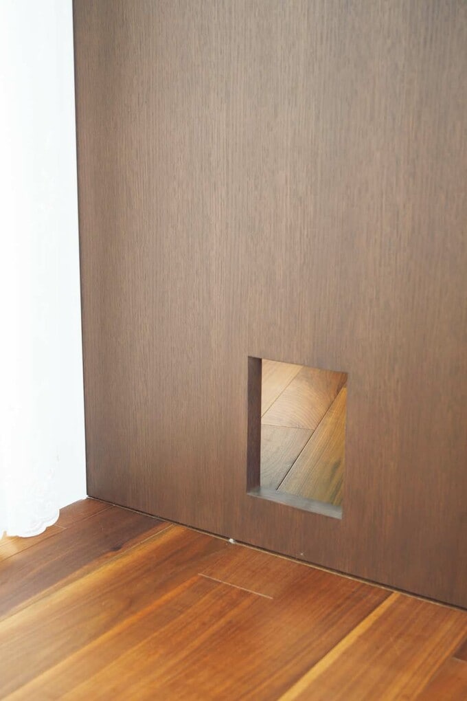 扉を閉めたままでも猫が通り抜けられる猫通路