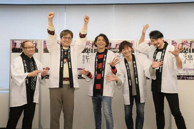 著者の鈴木健.txtさん(左端)と純烈メンバー