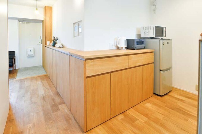 キッチンから玄関まで続くカウンター収納