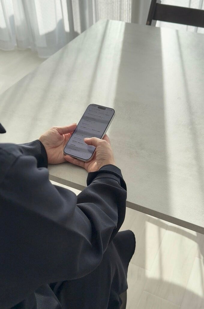 スマートフォンを使っている様子