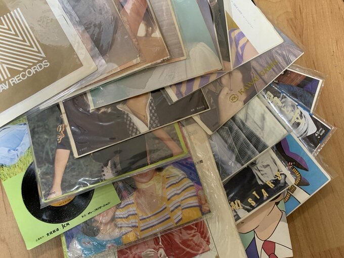 「実家じまい」をしたときに出てきた、たくさんの古いレコード。買取りセンターに持っていったけれど、1枚1円とか2円……。これは買い取りに出さずに実家に持ち帰った大切なレコードです。