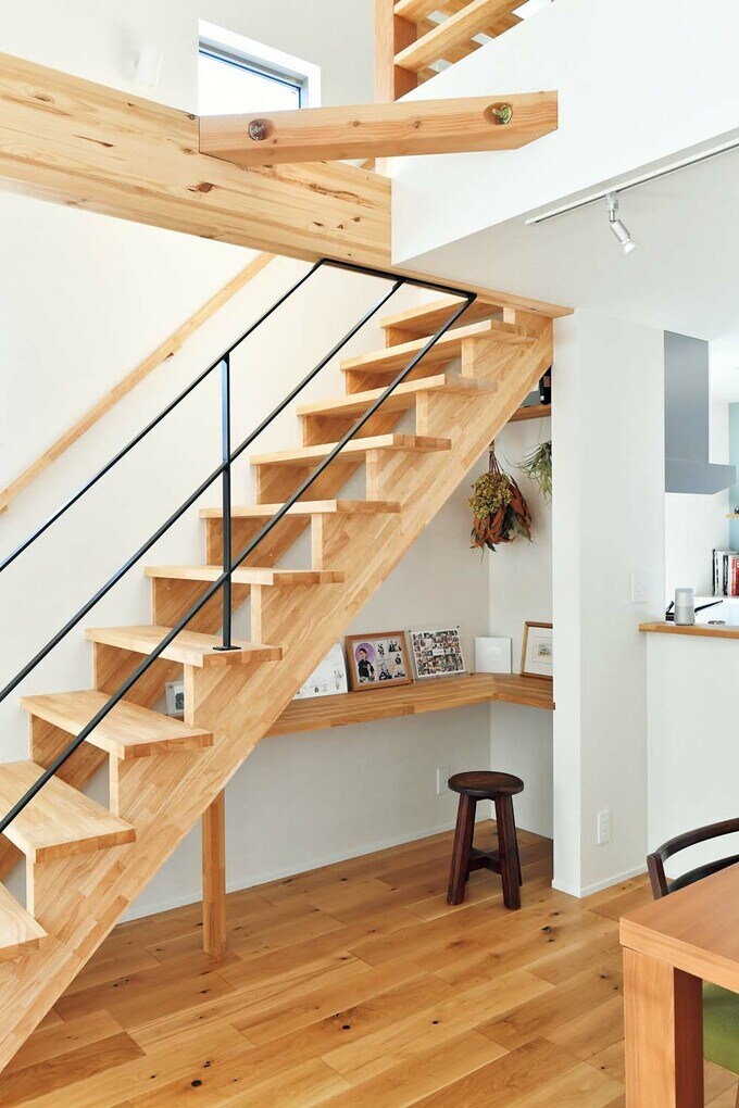 黒い鉄製の手すりがアクセントになった木製階段