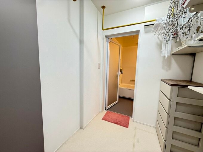 浴室に続く脱衣・ランドリースペース