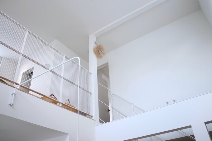 吹き抜けのシンプルな空間