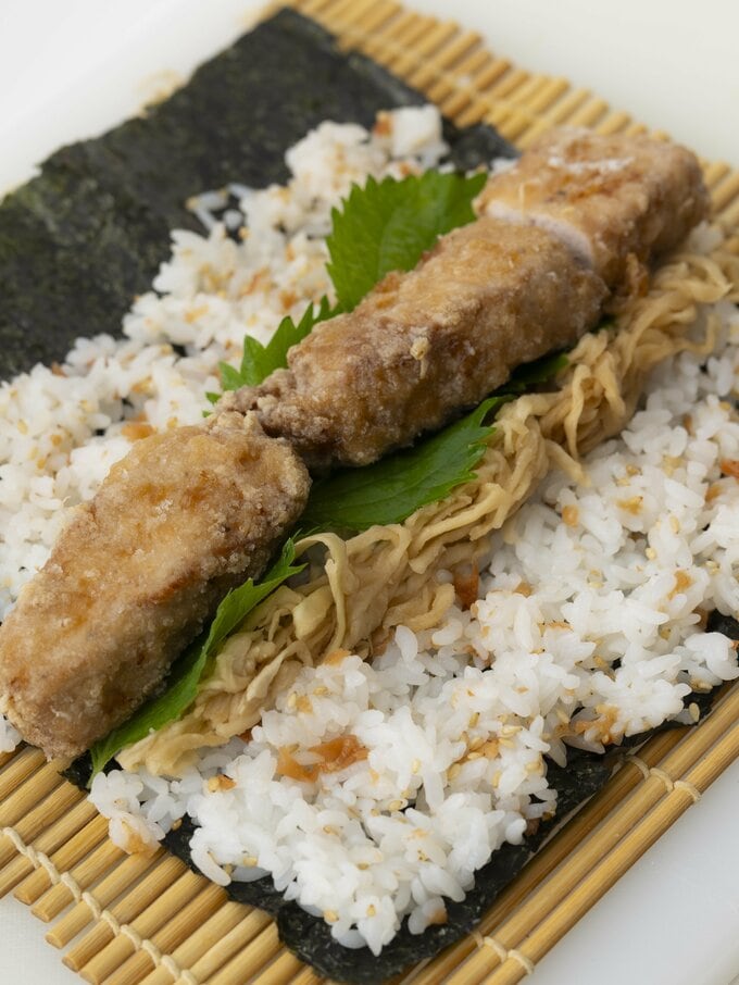 ご飯の上にから揚げをのせる