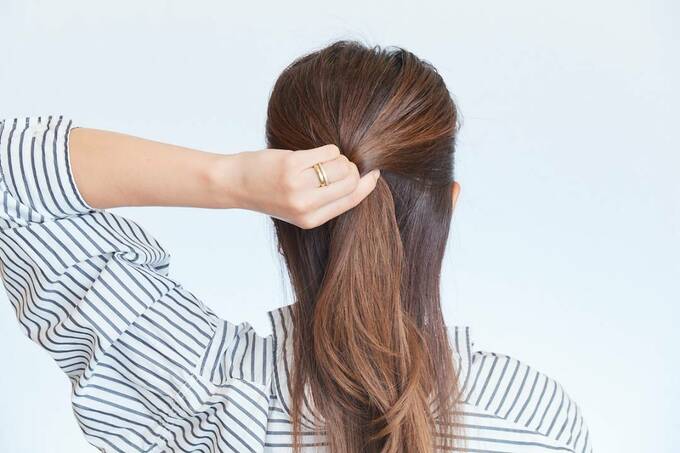 まとめた髪を3~4回転してねじる
