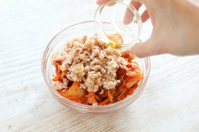 キムチとツナとゴマ油をあえる