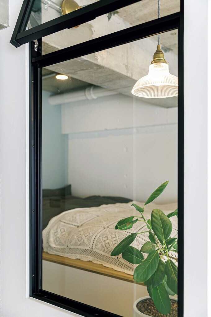 収納スペースがついた小上がり仕様の寝室