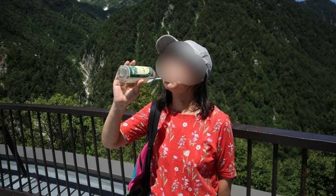 飲み物を飲む女性