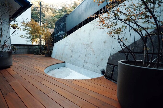 バーベキューテーブルなどを置くスペース