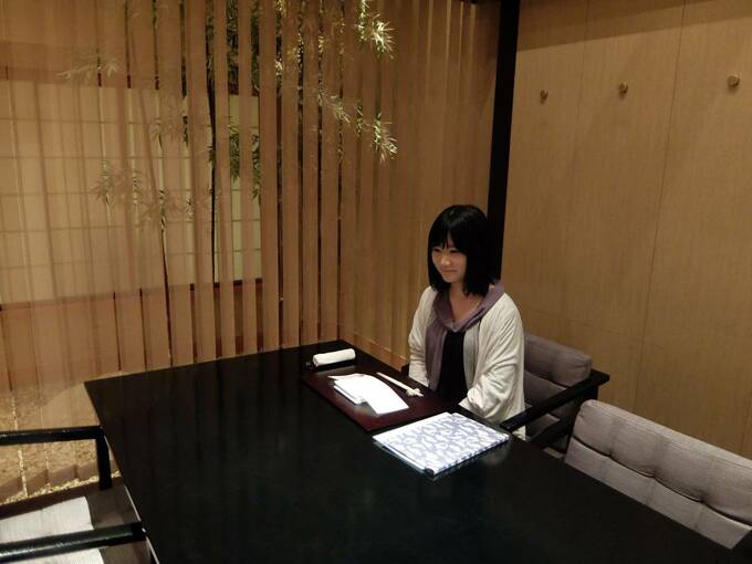 テーブルに女性