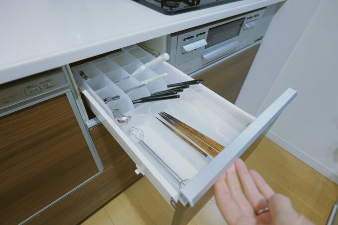 仕切りで使用しているのはダイソーの「タワーペンスタンド」と「積み重ねボックス大・細型」