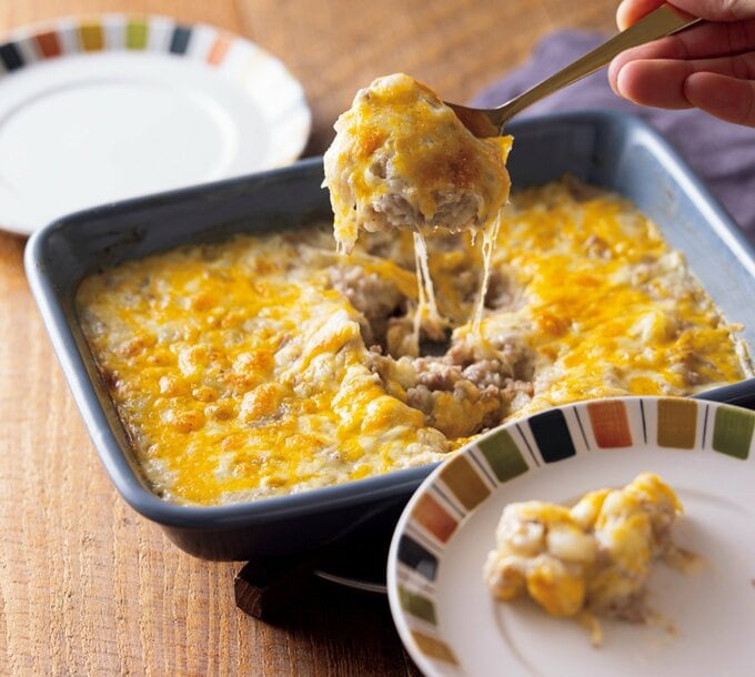 お皿に盛りつけられたひき肉のスコップグラタン