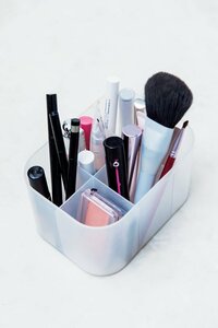 6つに仕切られたメイクボックスはブラシやペンシル型のものを立ててしまうのに最適
