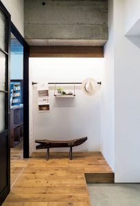 玄関横に設けたディスプレーコーナー