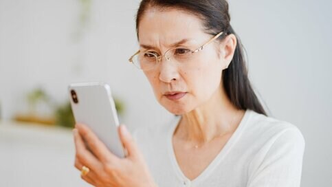 「うっかりミス」や不眠が増えたら、原因はスマホかも。脳を休める生活習慣3つ